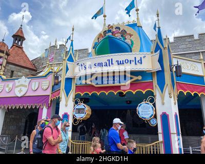 Orlando, FL USA -25 juillet 2020: L'entrée de la ITS a Small World Ride à Magic Kingdom à Walt Disney World à Orlando, Floride. Banque D'Images