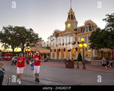 Orlando, FL USA - 27 novembre 2020 : hôtel de ville sur main Street USA à Walt Disney World Magic Kingdom à Orlando, Floride. Banque D'Images