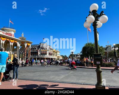 Orlando, FL USA -30 octobre 2021: Personnes marchant autour de main Street USA dans Magic Kingdom à Walt Disney World à Orlando, Floride. Banque D'Images