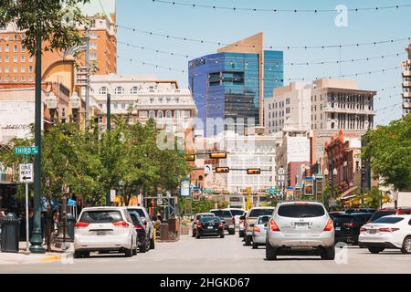 Parmi les bâtiments en briques et en verre du centre-ville de la ville d'El Paso, Texas, États-Unis Banque D'Images