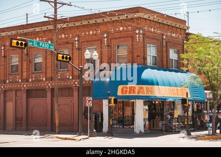 Parmi les bâtiments en briques et en verre du centre-ville de la ville d'El Paso, Texas, États-Unis Banque D'Images