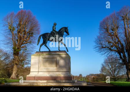 Statue équestre d'Elizabeth II célébrant son Jubilé d'or en 2003, Windsor Great Park près de Windsor, Berkshire, Royaume-Uni. Banque D'Images