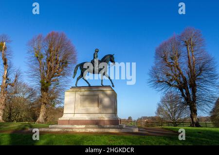 Statue équestre d'Elizabeth II célébrant son Jubilé d'or en 2003, Windsor Great Park près de Windsor, Berkshire, Royaume-Uni. Banque D'Images