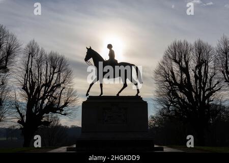 Statue équestre d'Elizabeth II célébrant son Jubilé d'or en 2003, Windsor Great Park près de Windsor, Berkshire, Royaume-Uni. Banque D'Images