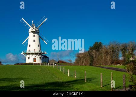 Editorial Llancayo, Royaume-Uni - 19 avril 2022 : le magnifique moulin à vent Llancayo près de la ville d'Usk dans le Monbucshire, pays de Galles du Sud, Royaume-Uni Banque D'Images