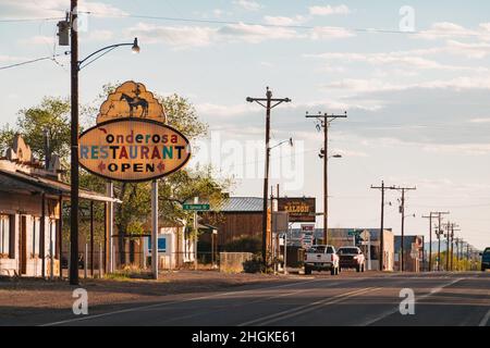 L'autoroute principale passant par le village de Magdalena, Nouveau-Mexique, avec un vieux panneau pour le restaurant Ponderosa Banque D'Images