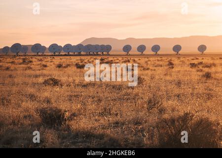 Les boîtes de radiotélescope sont empilées au très grand réseau Karl G. Jansky sur les plaines de San Agustin, au Nouveau-Mexique Banque D'Images