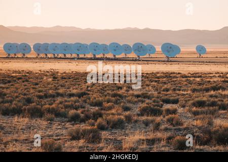 Les boîtes de radiotélescope sont empilées au très grand réseau Karl G. Jansky sur les plaines de San Agustin, au Nouveau-Mexique Banque D'Images