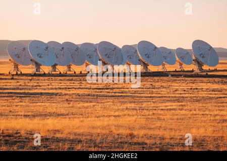 Les boîtes de radiotélescope sont empilées au très grand réseau Karl G. Jansky sur les plaines de San Agustin, au Nouveau-Mexique Banque D'Images