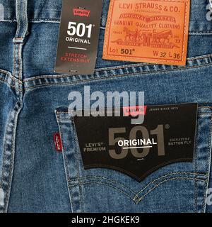 Le logo et les badges de Levi sont affichés sur les jeans Levi Strauss 501.Jean New LEVI'S 501.Modèle de jeans classique.31.12.2021, Rostov, Russie. Banque D'Images