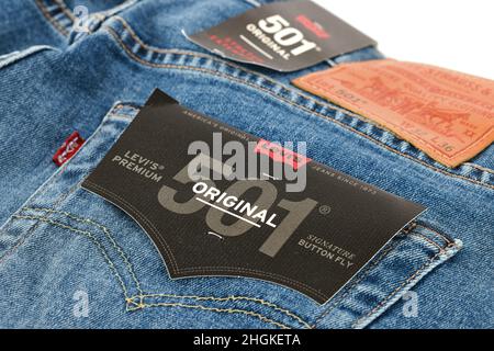 Le logo et les badges de Levi sont affichés sur les jeans Levi Strauss 501.Jean New LEVI'S 501.Modèle de jeans classique.31.12.2021, Rostov, Russie. Banque D'Images