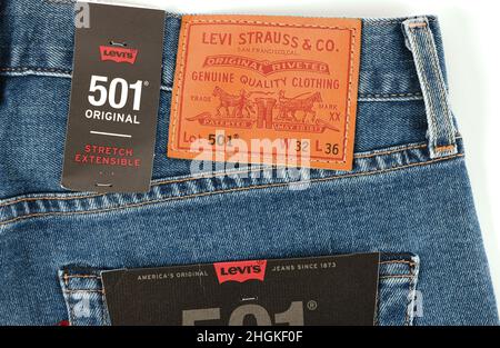 Le logo et les badges de Levi sont affichés sur les jeans Levi Strauss 501.Jean New LEVI'S 501.Modèle de jeans classique.31.12.2021, Rostov, Russie. Banque D'Images