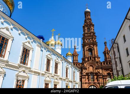 Cathédrale d'Epiphanie avec clocher orné, Kazan, Tatarstan, Russie.Ce vieux grand beffroi est le point de repère de Kazan.Panorama des bâtiments historiques sur Ba Banque D'Images