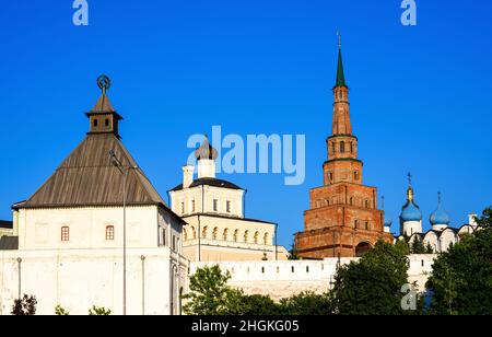 Le Kremlin de Kazan en été, Tatarstan, Russie.C'est l'attraction touristique de Kazan.Vue sur le mur blanc de la forteresse et sur les sites historiques qui l'ont derrière.SCE Banque D'Images