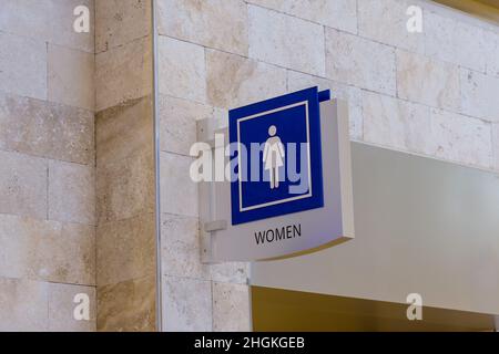 Toilettes pour femmes, symbole carré blanc bleu sur les toilettes avec aéroport terminal Banque D'Images