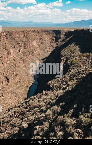 Gorge du Rio Grande, vue depuis le pont, près de Taos, Nouveau-Mexique Banque D'Images