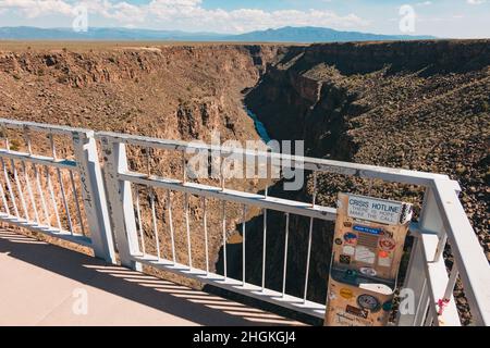 Une boîte téléphonique d'urgence à un point d'observation sur le pont Rio Grande gorge de 164 mètres de haut près de Taos, Nouveau-Mexique Banque D'Images