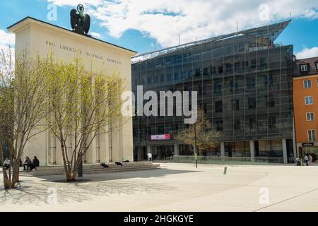 Innsbruck, Autriche - avril 17th 2021 : monument de la libération et façade moderne en verre dans le centre-ville Banque D'Images