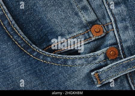 Gros plan sur les nouveaux jeans LEVI'S 501.Boutons, coutures et poches en gros plan.Modèle de jeans classique.LEVI'S est une marque de Levi Strauss et C Banque D'Images