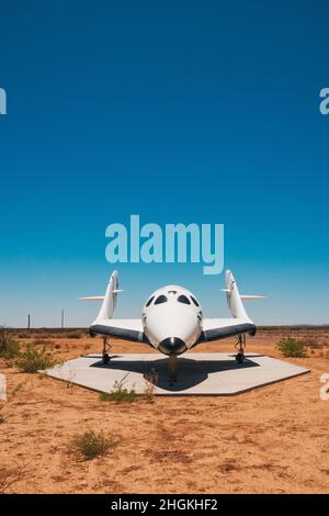 Vue de face d'une maquette de SpaceShipTWo de Virgin Galactic en dehors de Spaceport America, Nouveau-Mexique Banque D'Images