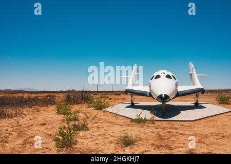 Vue de face d'une maquette de SpaceShipTWo de Virgin Galactic en dehors de Spaceport America, Nouveau-Mexique Banque D'Images