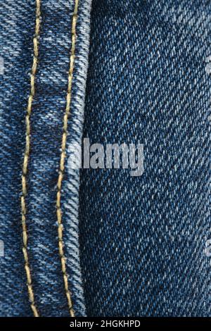 Coutures en gros plan sur un Jean.Coutures sur le denim.Gros plan sur un fond bleu Jean.Texture denim. Banque D'Images