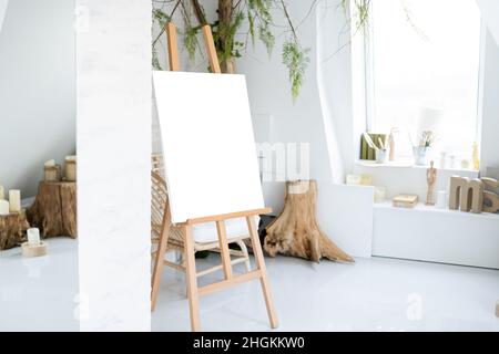 Avec la peinture de chevalet dans l'atelier de l'artiste Banque D'Images