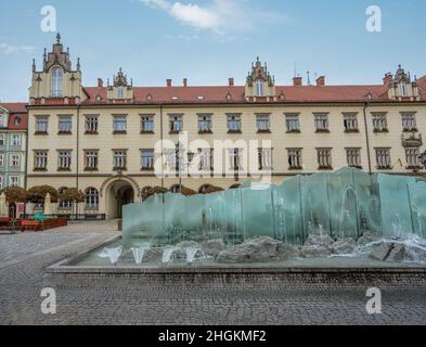 Nouvel hôtel de ville et fontaine Zdroj sur la place du marché - Wroclaw, Pologne Banque D'Images