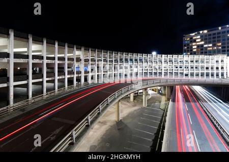 Sentiers légers de la circulation sur la route par Manors parking à plusieurs étages la nuit à Newcastle sur Tyne, Royaume-Uni Banque D'Images