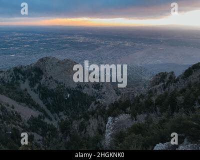 La ville d'Albuquerque vue au coucher du soleil depuis les montagnes Sandia, Nouveau-Mexique, États-Unis