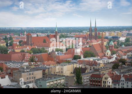 Vue aérienne de l'île de la Cathédrale (Ostrow Tumski) avec la Collégiale de la Sainte Croix, la cathédrale Saint-Jean-Baptiste et la église Sainte-Marie sur t Banque D'Images