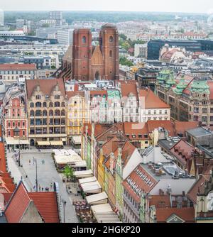 Vue aérienne de l'église Sainte-Marie-Madeleine et des bâtiments colorés de la place du marché - Wroclaw, Pologne Banque D'Images