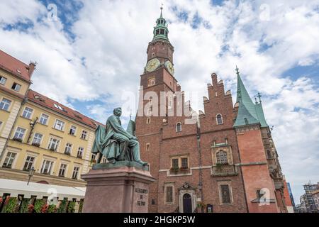 Monument Aleksander Fredro et ancien hôtel de ville sur la place du marché conçu par Leonard Marconi et construit en 1897 - Wroclaw, Pologne Banque D'Images