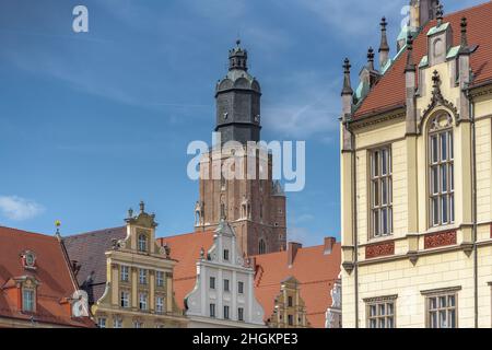 Tour de l'église St Elizabeth et bâtiments de la place du marché - Wroclaw, Pologne Banque D'Images