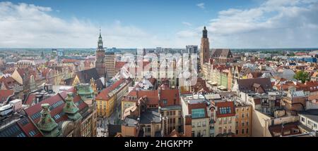 Wroclaw Skyline avec l'ancien hôtel de ville, l'église St Elizabeths et la place du marché - Wroclaw, Pologne Banque D'Images