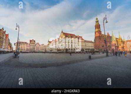 Vue panoramique sur la place du marché avec la nouvelle et la vieille mairie - Wroclaw, Pologne Banque D'Images