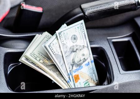 Un wad de dollars à l'intérieur de la voiture.Un wad de dollars à l'intérieur de la voiture. Banque D'Images