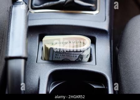 Un wad de dollars à l'intérieur de la voiture.Un wad de dollars à l'intérieur de la voiture. Banque D'Images