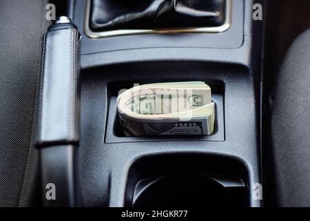 Un wad de dollars à l'intérieur de la voiture.Un wad de dollars à l'intérieur de la voiture. Banque D'Images