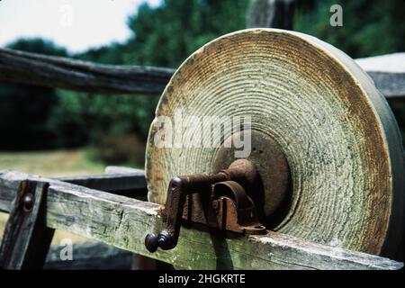 Une pierre d'affûtage à manivelle vintage se trouve à l'extérieur au musée Fruitlands.Harvard, Massachusetts Banque D'Images