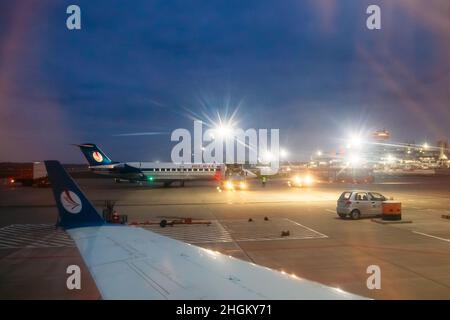 Minsk, Bélarus.Avions avions avions de compagnies aériennes Belavia Stand à l'aéroport national de Minsk - Minsk-2 terminal dans la soirée. Banque D'Images