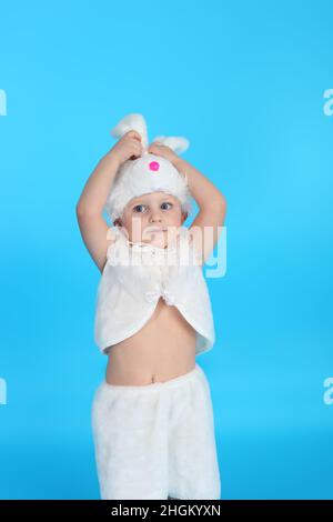 mignon petit enfant dans le costume de lièvre Banque D'Images