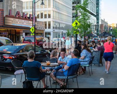 Café-terrasse sur Lake Street.Oak Park, Illinois. Banque D'Images