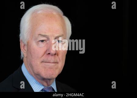 Austin, Texas, États-Unis.21st janvier 2022.Les sénateurs américains JOHN CORNYN, l, du Texas, s'adresse à la presse après sa présentation liminaire à la conférence de politique de la Texas public Policy Foundation à Austin.Les deux sénateurs prévoient d'importants gains républicains aux élections de mi-mandat de cet automne.(Credit image: © Bob Daemmrich/ZUMA Press Wire) Credit: ZUMA Press, Inc./Alamy Live News Banque D'Images