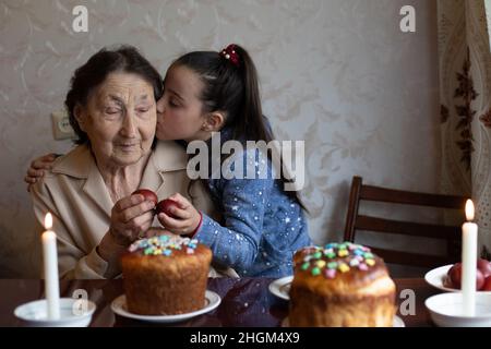 Concept de Pâques. La grand-mère avec sa petite-fille tient des œufs de Pâques à la maison Banque D'Images