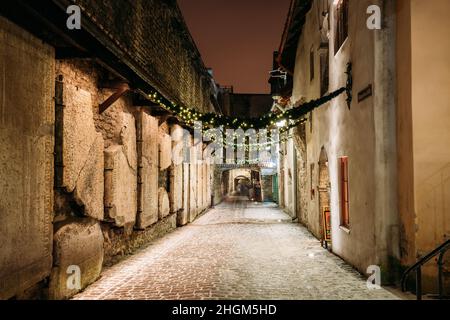 Tallinn, Estonie, Europe.De vieilles pierres tombales dans le passage de Sainte-Catherine depuis le monastère de Sainte-Catherine la nuit.Centre historique.Vieille ville.UNESCO Banque D'Images