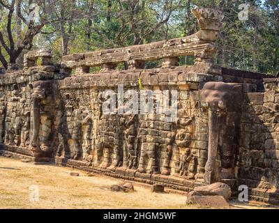 La terrasse des éléphants fait partie de la ville fortifiée d'Angkor Thom - Siem Reap, Cambodge Banque D'Images