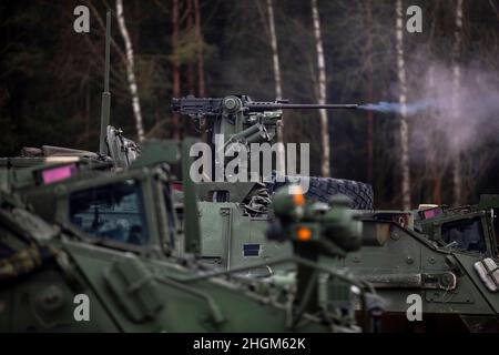 Les soldats américains, affectés à l’escadron du génie régimentaire, 2D Cavalry Regiment, ont tiré à distance une mitrailleuse M2 avec une station d’armes à distance commune à partir d’un véhicule Stryker lors de l’exercice de tir direct de l’escadron dans la zone d’entraînement de Grafenwoehr du Commandement de l’instruction de l’Armée de 7th, en Allemagne, le 18 janvier 2022.L'entraînement par tir en direct garantit que 2CR maintient sa létalité et est prêt pour Sabre Strike 2022 et d'autres formations futures.(É.-U.Photo de l'armée par la SPC.Nathaniel Gayle) Banque D'Images