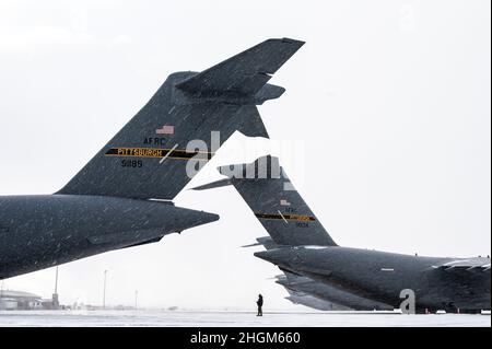Le chef d'équipage de l'escadron de maintenance des aéronefs 911th, M. Elijah Turner, relaie l'information au superviseur de l'équipe de remorquage tout en remorquant un avion C-17 Globemaster III du hangar à deux baies à la ligne de vol de la station de réserve aérienne de l'aéroport international de Pittsburgh, Pennsylvanie, le 20 janvier 2022.Pendant son séjour dans le hangar, l'avion a subi un lavage, une rénovation et un entretien de la pile à combustible pour aider à prolonger la durée de vie de l'avion.(É.-U.Photo de la Force aérienne par Joshua J. Seybert) Banque D'Images