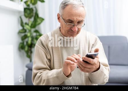Close up of man hands using smartphone sur le tableau blanc Banque D'Images